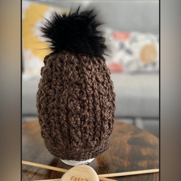 Slouchy beanie: handmade, crochet with faux fur pompom in dark chocolate. - Picture 2 of 2